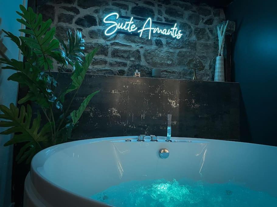 Suite Luxueuse Jacuzzi Suite Amantis By Noma Сен-Шамон Екстер'єр фото